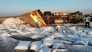   بالصور- انقلاب تريلا محمّلة بالأسمدة الزراعية على طريق الفيوم