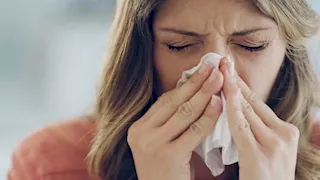 هل يمكن للعطس أن يخرج عينيك من مكانهما؟.. طبيب يرد