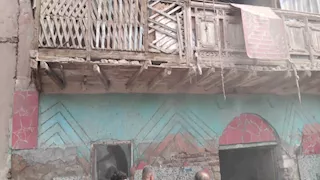 انتشال جثة رضيع من تحت أنقاض عقار البراجيل