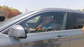 بالصور.. أشرف زكي يصل جنازة الفنان سيد صادق بالشيخ زايد 