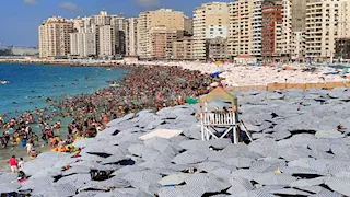 أمواج من البشر.. الإسكندرية المصيف الاقتصادي الأول في مصر -صور