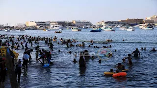 شواطئ الإسكندرية "خلية نحل".. صور ترصد زحام الصيف في بحري أبو العباس