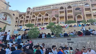 احتفالات صيام العذراء.. آلاف الزائرين يتوافدون على دير درنكة بأسيوط -صور وفيديو  