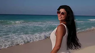 "فستان جريء".. كارولين عزمي وسط البحر بالمصيف والجمهور يعلق (صور)