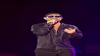 "شبه عصام كاريكا".. أحمد سعد يثير الجدل بإطلالة غريبة في حفل الساحل