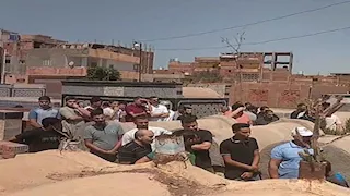 من السيارة إلى المقابر.. تشييع أب وابنه في جنازة واحدة بكفر الشيخ- صور