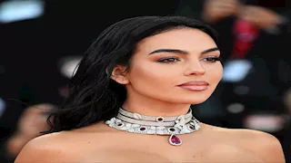 بفستان جذاب وجريء.. جورجينا تخطف الأنظار في أحدث ظهور