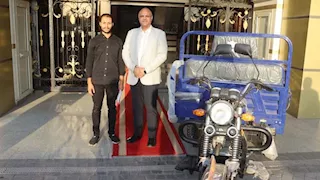 محافظ القليوبية يهدي "تروسيكل" لابن ضحية حريق القناطر (صور)