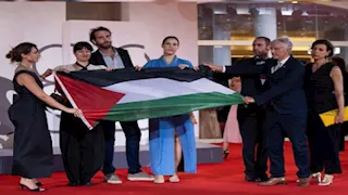 فريق فيلم "My Tennis Maestro" يرفعون علم فلسطين في مهرجان فينيسيا السينمائي