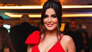 بصيحة الظهر المكشوف.. رانيا منصور بفستان جريء في أحدث ظهور