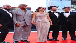 بالصور| ذا روك وإيميلي بلانت يخطفان الأنظار في "فينيسيا السينمائي"