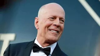 بعد إيداعه في دار رعاية.. 19 صورة لـ بروس ويليس مع عائلته