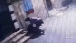 فيديو رعب في الطالبية.. شاب يهاجم سيدة ويسحلها وسط الشارع