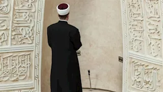 مَنْ هو الأحقُّ بالإمامة يومَ الجمعة هل هو الخطيب أم غيره؟.. الإفتاء توضح 