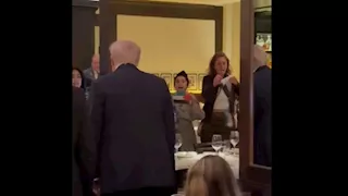 وصفوه بهتلر.. متظاهرون يهاجمون ترامب داخل مطعم في واشنطن "فيديو"