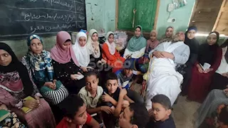 ربع جنيه خرّج أجيالًا.. حكاية الشيخ إبراهيم الذي تحدى المرض بالقرآن في المنيا- فيديو وصور