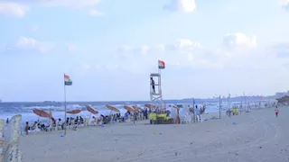 "محتاج حذر".. شواطئ بالإسكندرية تمنع المواطنين من نزول البحر- صور