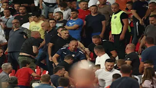 تدخل الشرطة وانتشال الأطفال.. عنف وشغب في مباراة صربيا وإنجلترا