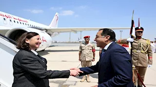 رئيس الوزراء يستقبل نظيرته التونسية بمطار القاهرة  