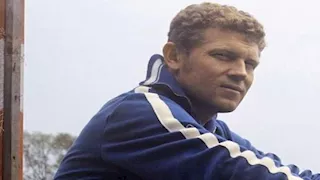 فاتك زمان.. مولد صاحب ركلة البداية في المونديال.. قصة وفاة نجم بالكحول