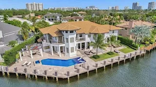 "سينما و8 غرف نوم و10 حمامات وملعب جولف".. 21 صورة ترصد قصر ميسي في أمريكا