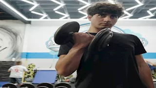  بدأ بفكرة بسيطة.. شاب يجني 1.4 مليون دولار شهريا من الذكاء الاصطناعي