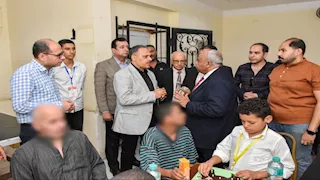 محافظ الشرقية يسلم كراسي متحركة وأطراف صناعية ويكرم ذوي الهمم