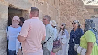 دير سانت كاترين يستقبل مئات السائحين من جنسيات مختلفة -صور