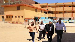 محافظ أسوان يعفي مديرة مدرسة من منصبها