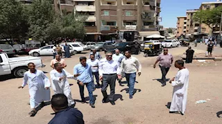 بالصور.. محافظ أسوان يقود حملة لإزالة الإشغالات بميدان النفق 