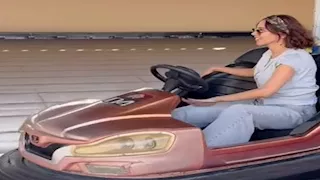 ياسمين رئيس تنشر فيديو لها تقود فيه سيارة لعبة داخل الملاهي 