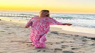 ليلى علوي تتألق بكاردي فوشيا كلها طاقة وحيوية- سر اختيار اللوك