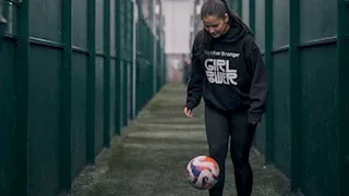 عنصرية وقتل والديها..  لاجئات أفغانيات يحاربن الألم بكرة القدم