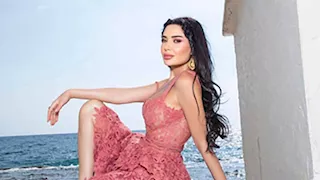 سيرين عبدالنور تودع الصيف بفستان قصير وجريء أمام البحر والجمهور يعلق (صور)