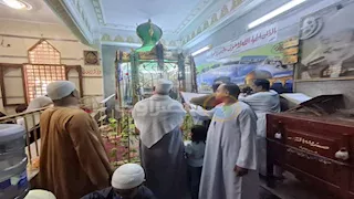 بأناشيد صوفية.. المئات يحتفلون بمولد الشيخ السيوطي في أسيوط (فيديو وصور)