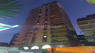 رحلة عقار المندرة المائل تنتهي بإزالة 11 طابقًا مخالفًا.. 10 صور ترصد مصيره