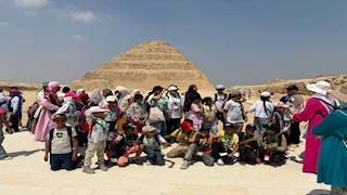 الجيزة تنظم زيارة لـ٤٥ طفلًا ومرافقيهم لمنطقة آثار سقارة ومتحف إيمحتب