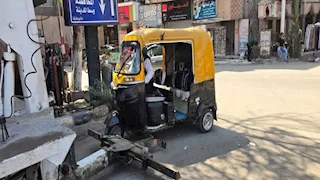 حملة مرورية تضبط 20 توك توك مخالفًا في شوارع الزقازيق (صور)