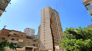 مكون من 21 طابقًا.. 25 صورة ترصد إزالة عقار المندرة المائل بالإسكندرية