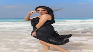 بالصور- إنجي علاء تودع الصيف بإطلالة جريئة على البحر