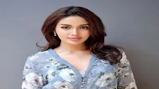 جمالها ساحر.. ملكة جمال الكون تخطف الأنظار بإطلالتها