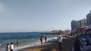 شواطئ الإسكندرية تودع الصيف.. حذر في العجمي والبحر ممنوع بأبو تلات -صور