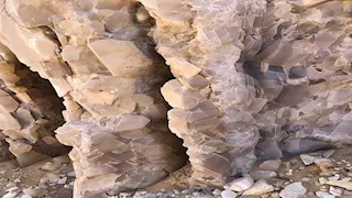 بالصور- حكاية جبل الكريستال العجيب في الوادي.. هل يحتوي على الألماس؟