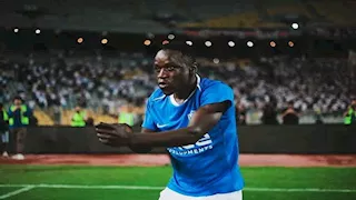 موقف طريف من صفقة الزمالك الجديدة خلال مباراة المصري (فيديو)