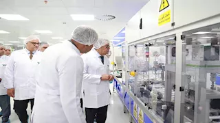 وزير الصحة يشهد التشغيل التجريبي لخط إنتاج جديد لفلاتر الغسيل الكلوي