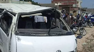 بالصور- مصرع شخص وإصابة 11 في انقلاب سيارة بالأقصر