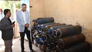 محافظ أسوان يفاجئ مستودع بوتاجاز دراو ويوجه بالالتزام بالأسعار (صور)