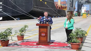 السفيرة الأميركية تصل الإسكندرية على رأس وفد تجاري يزور موانئ مصر (صور)