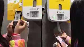 مشاهدة الإعلانات شرط الحصول على ورق التواليت بالمراحيض العامة