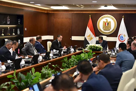 وزير الصحة يناقش تسريع تطبيق منظومة التأمين الصحي الشامل بالمحافظات